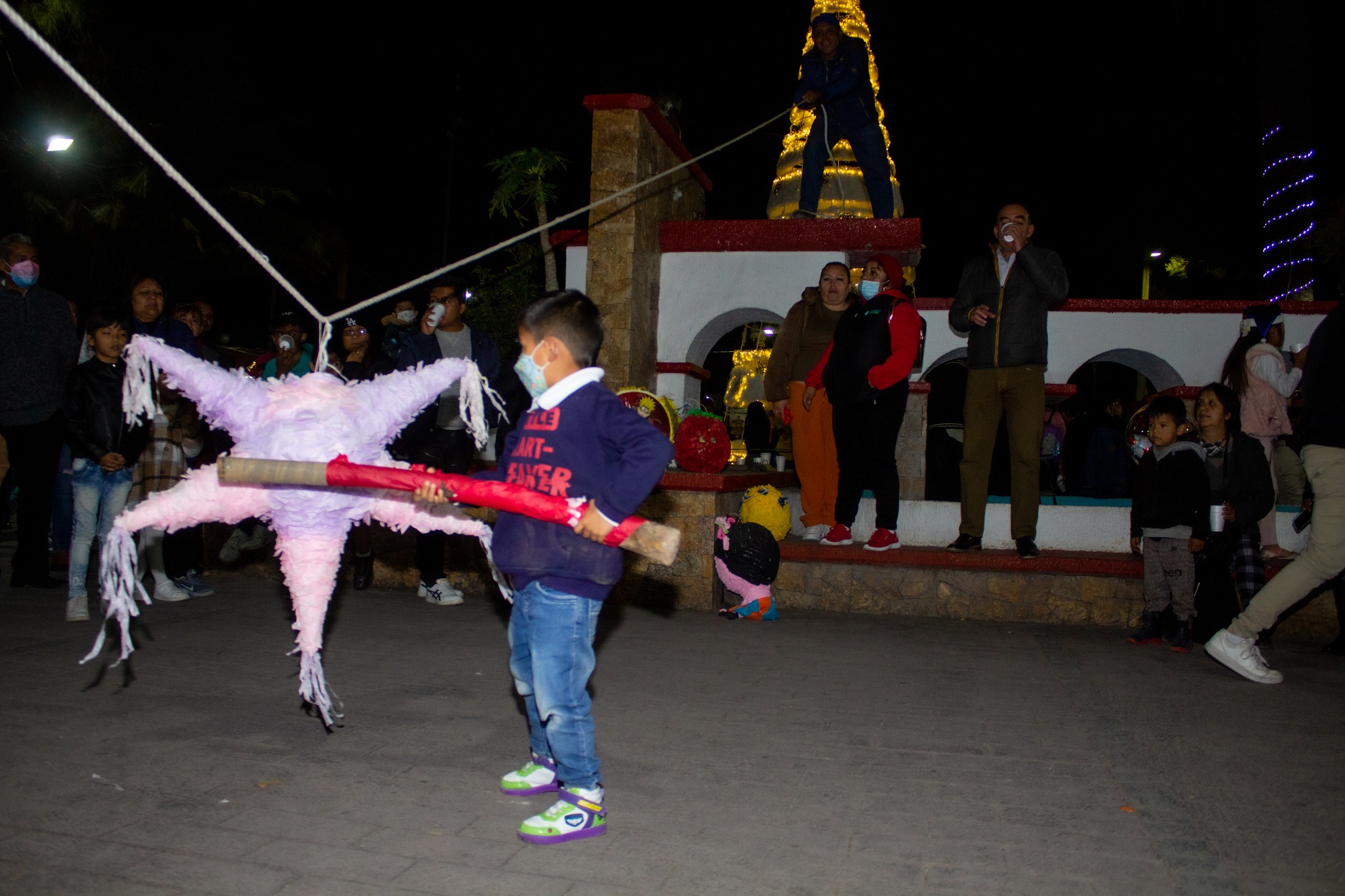 1671131027 450 El dia de ayer encedimos el arbol de navidad junto