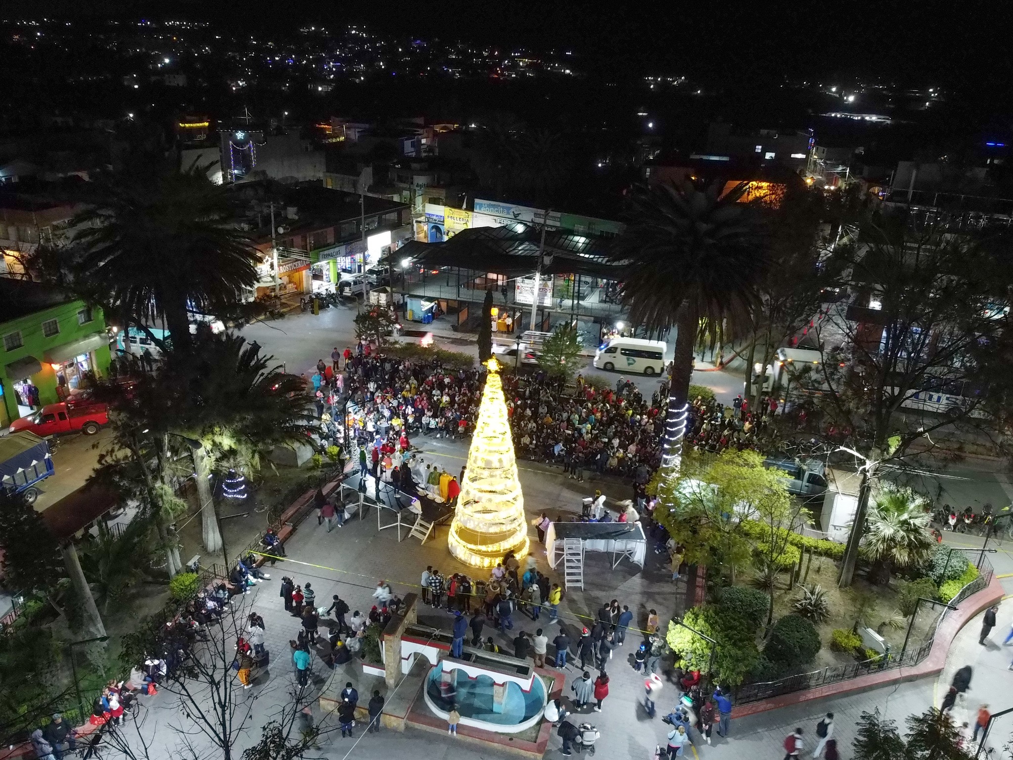 1671131027 708 El dia de ayer encedimos el arbol de navidad junto