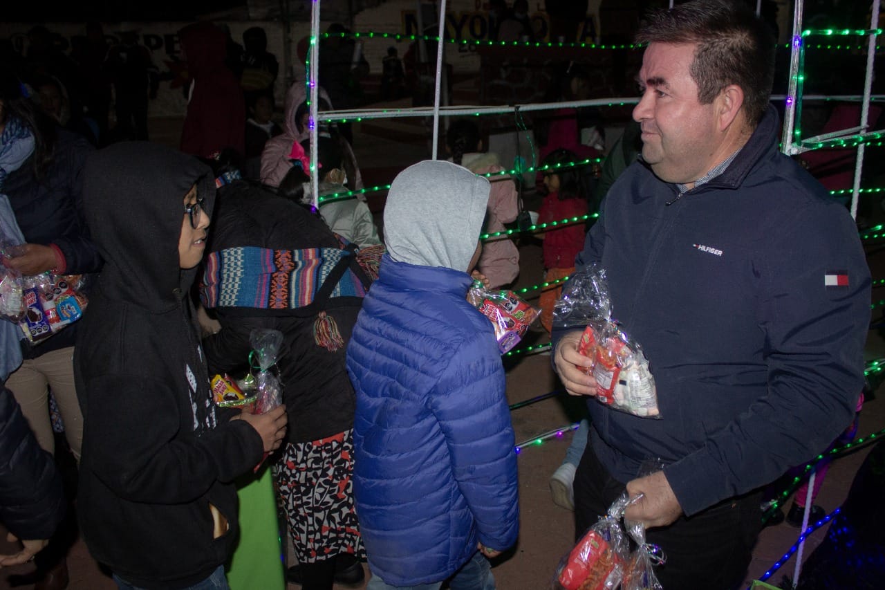 1671230321 387 Encendido de arbol en la delegacion de Santiago Tepopula