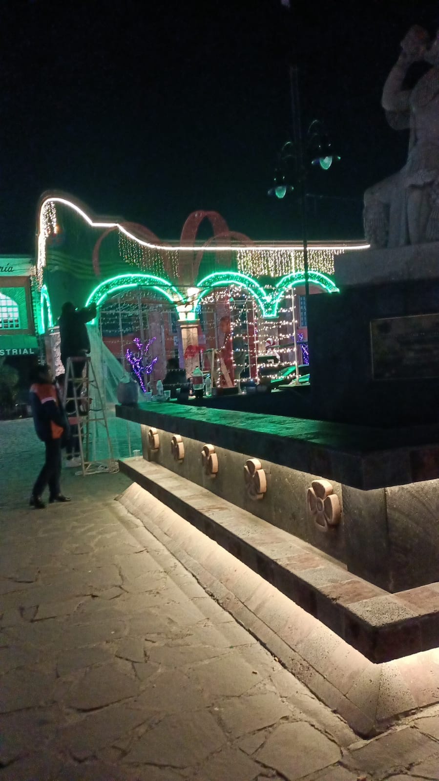 1671280522 401 Nuestra Plaza Juarez en la cabecera municipal iluminada por La