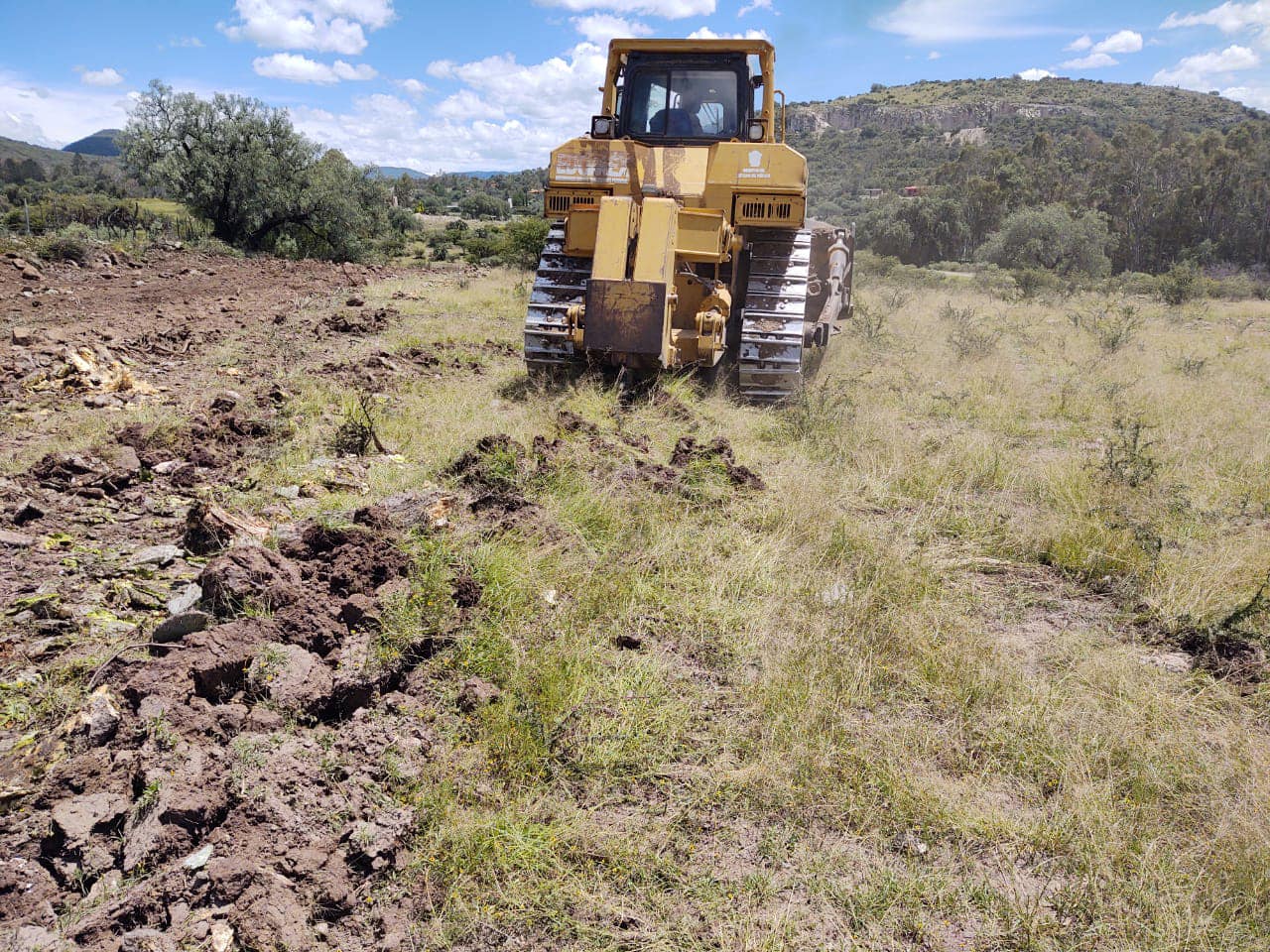 1671454526 Realizamos trabajos con la maquina D8 bulldozer en los ejidos