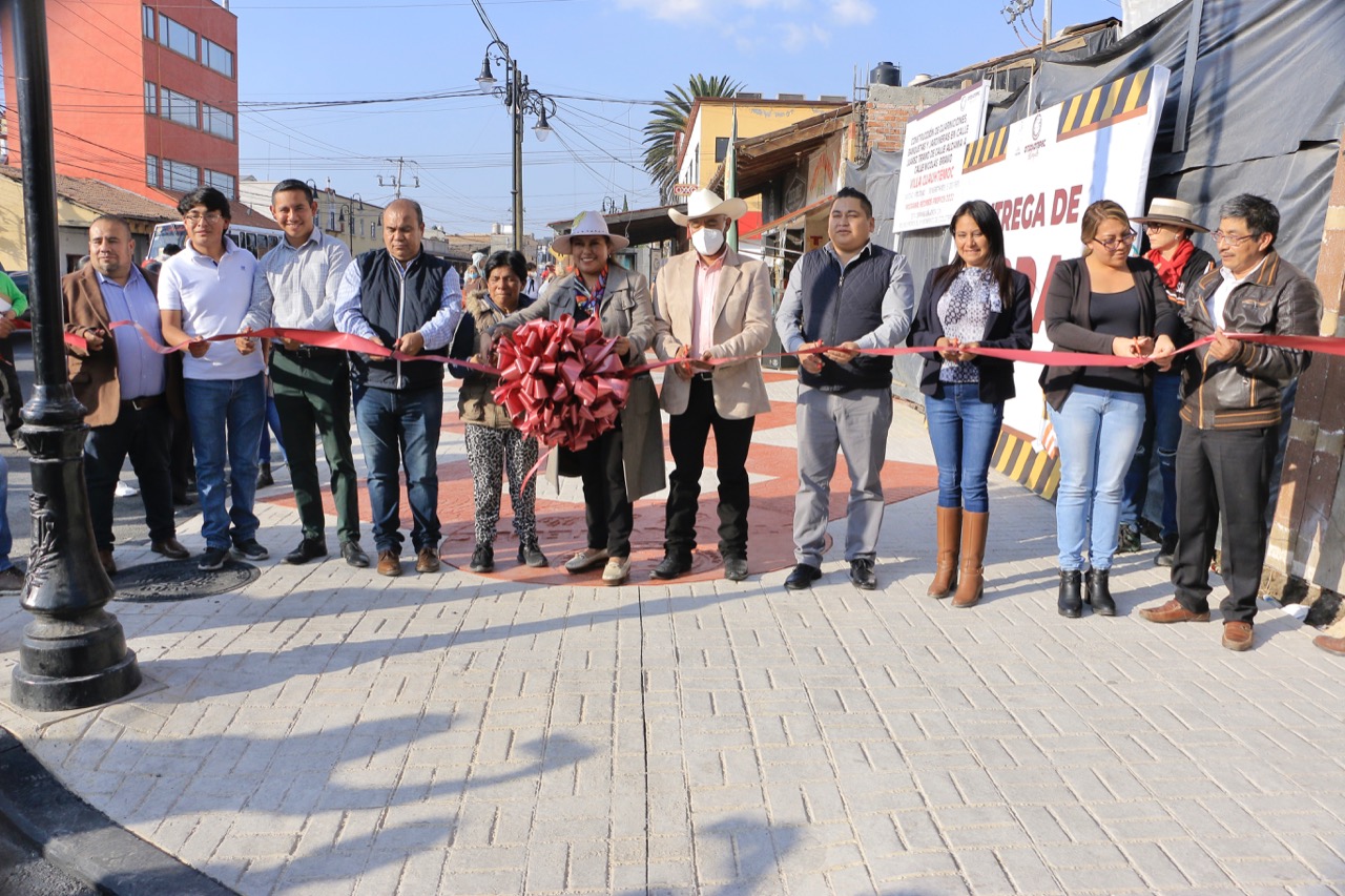 1671474878 323 Entregamos aceras guarniciones y jardineras en calle Juarez ademas de