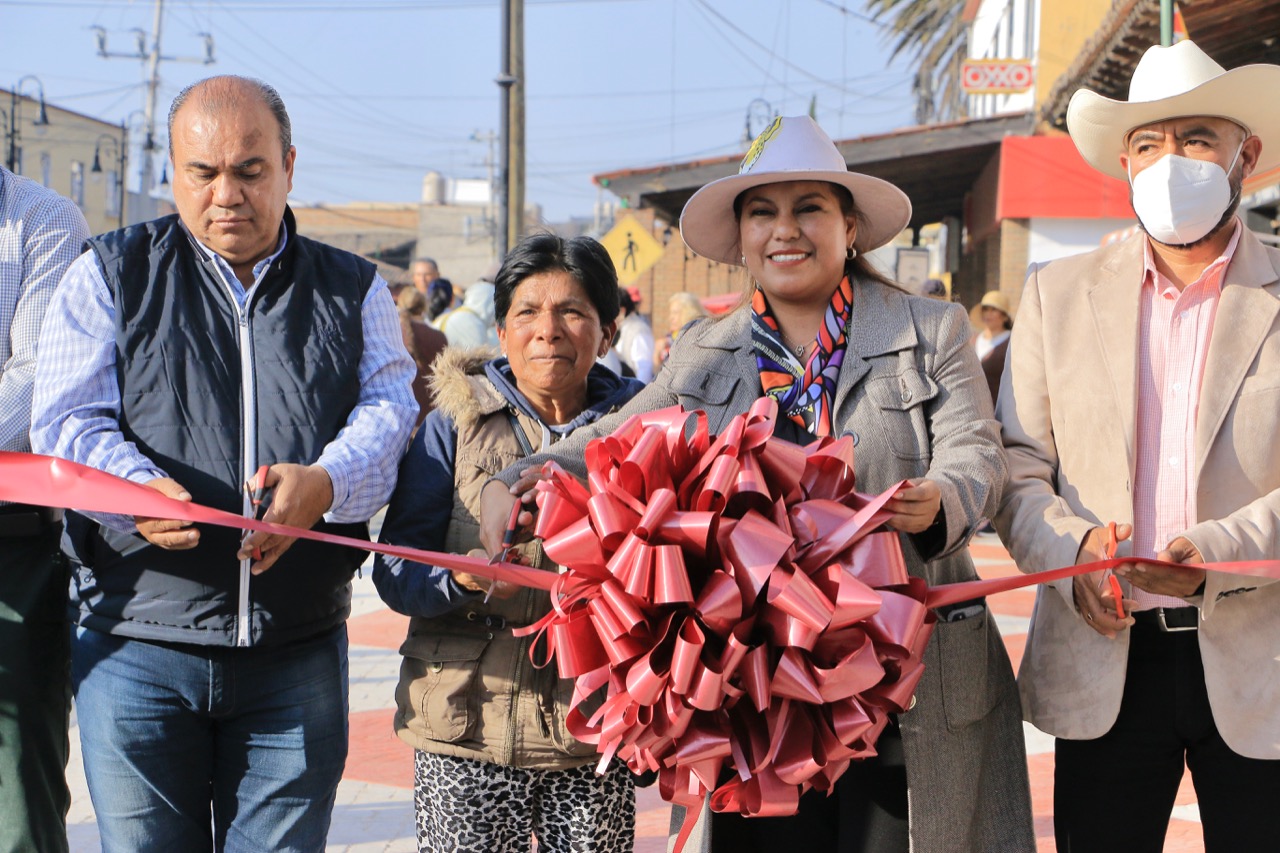 1671474878 342 Entregamos aceras guarniciones y jardineras en calle Juarez ademas de