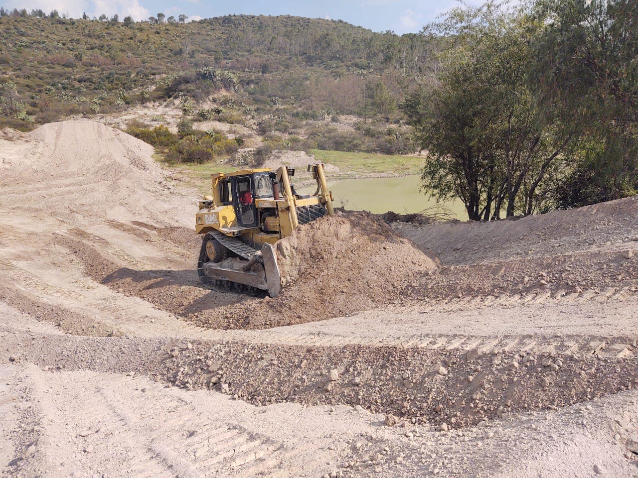 1671491399 14 Con apoyo de la maquina D8 Bulldozer de la Secretaria