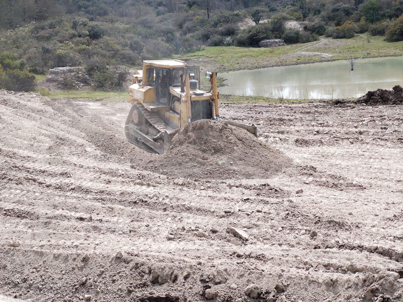 1671491399 490 Con apoyo de la maquina D8 Bulldozer de la Secretaria