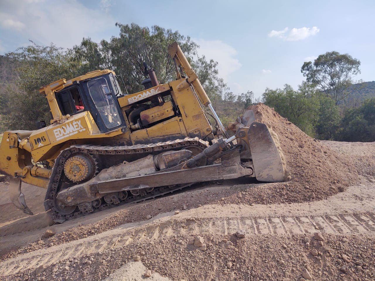 1671491399 657 Con apoyo de la maquina D8 Bulldozer de la Secretaria