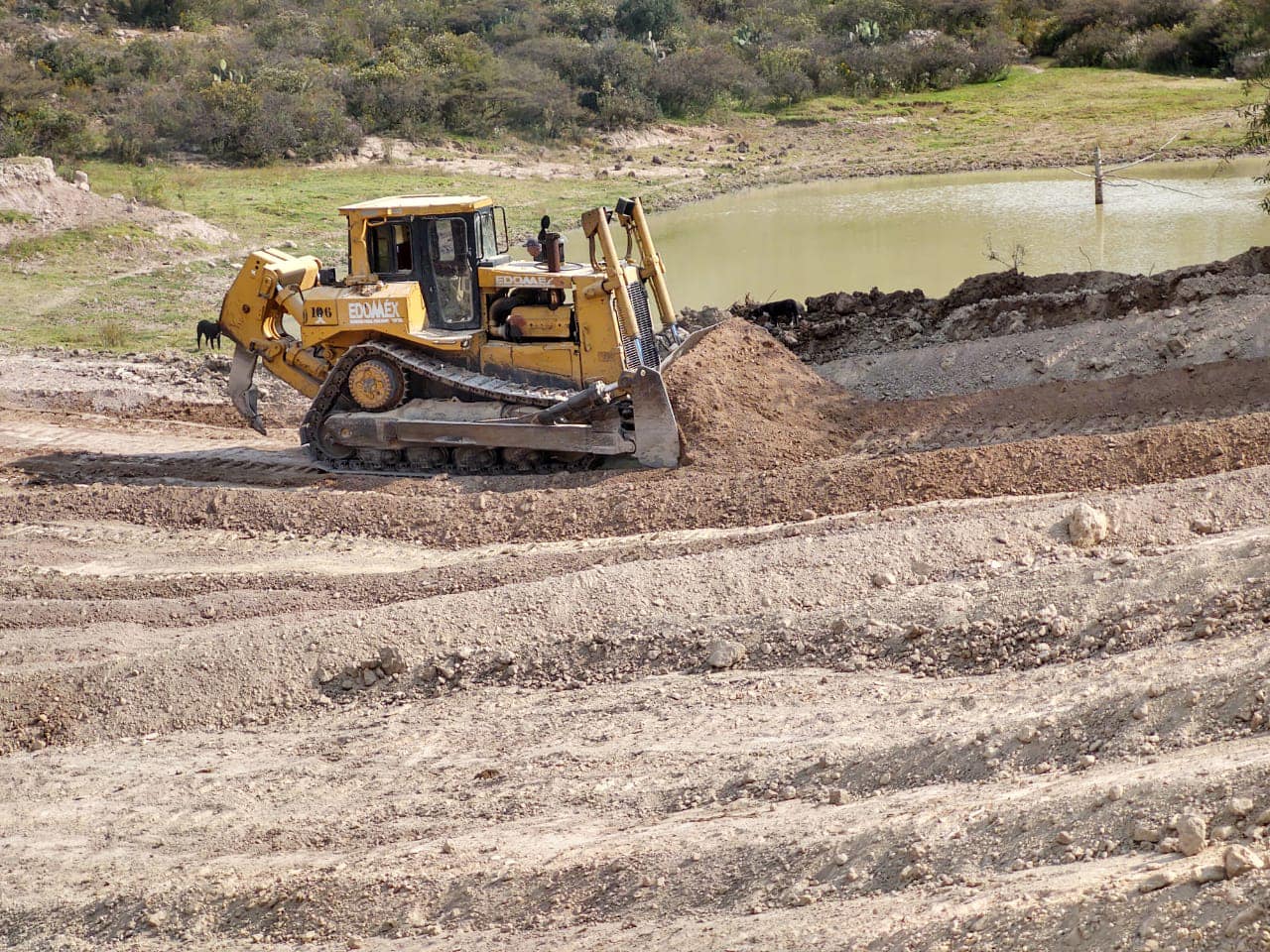 1671491419 Con apoyo de la maquina D8 Bulldozer de la Secretaria