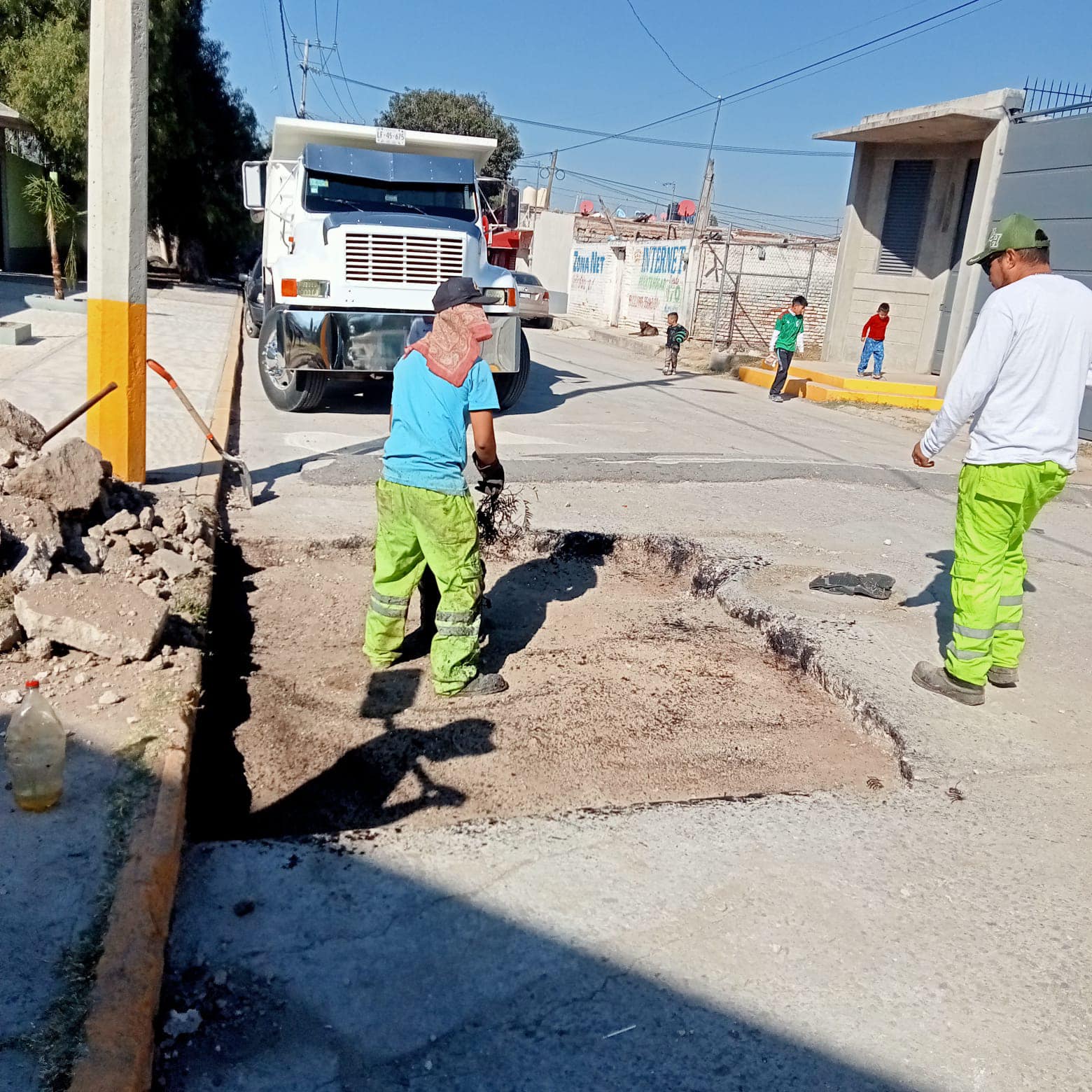 1671549160 34 El Gobierno Municipal realiza trabajos de bacheo en la comunidad