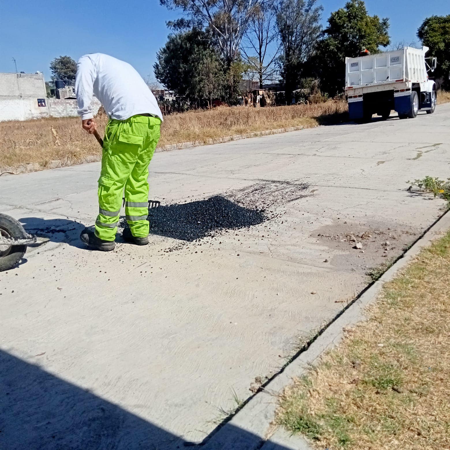 1671549181 El Gobierno Municipal realiza trabajos de bacheo en la comunidad