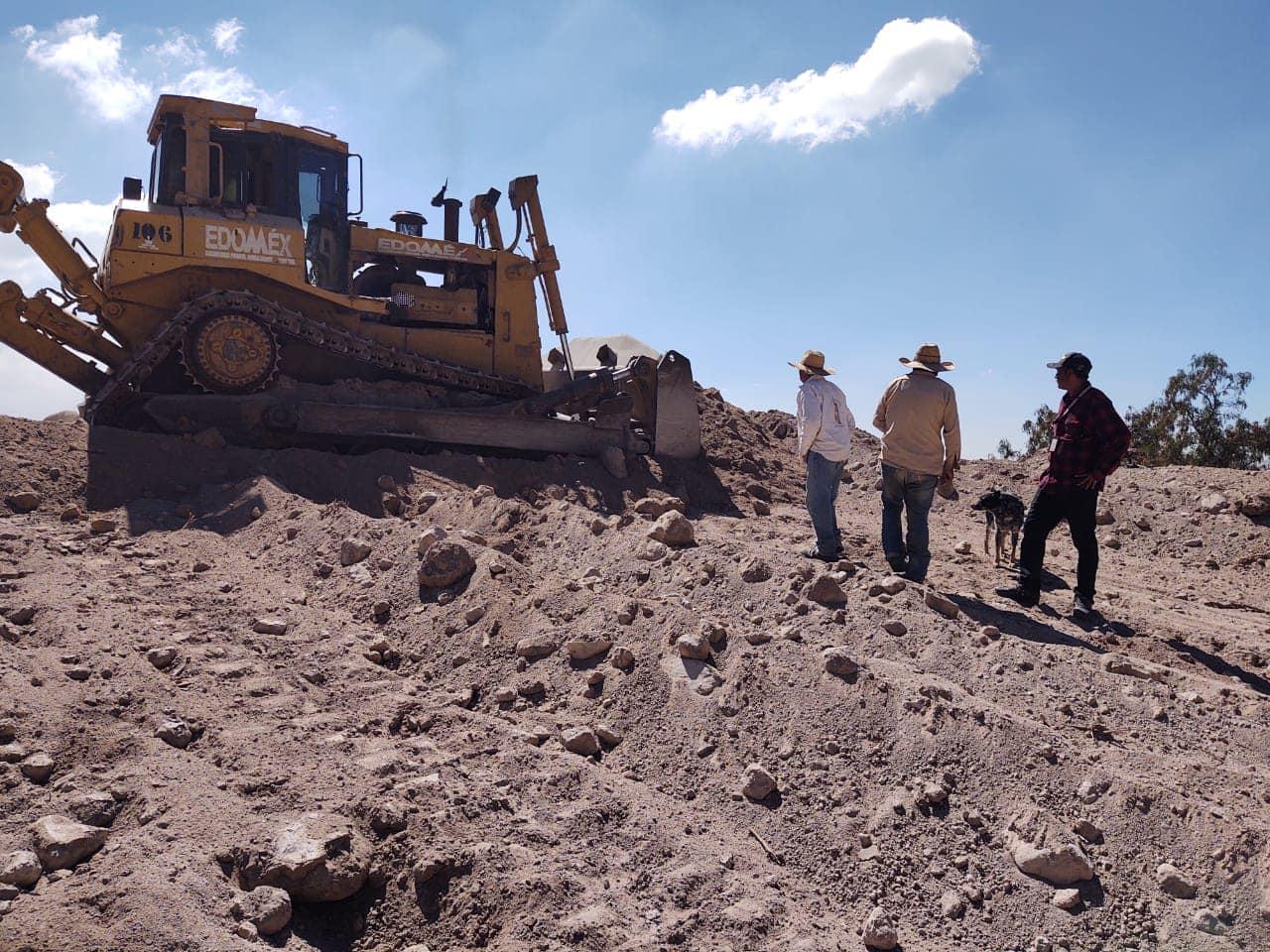 1671628767 296 Con la maquina D8 Bulldozer de la Secretaria del Campo