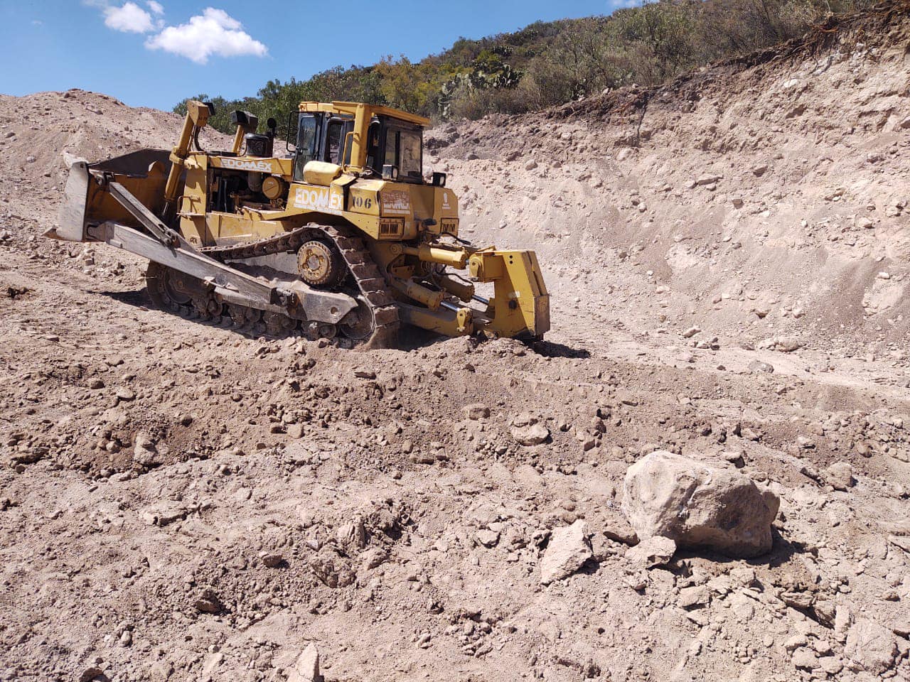 1671628767 975 Con la maquina D8 Bulldozer de la Secretaria del Campo