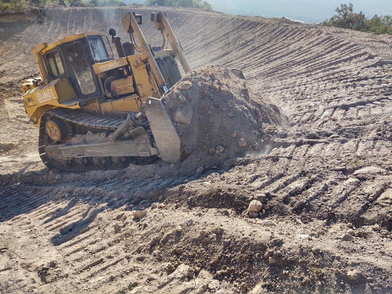 1671628768 925 Con la maquina D8 Bulldozer de la Secretaria del Campo