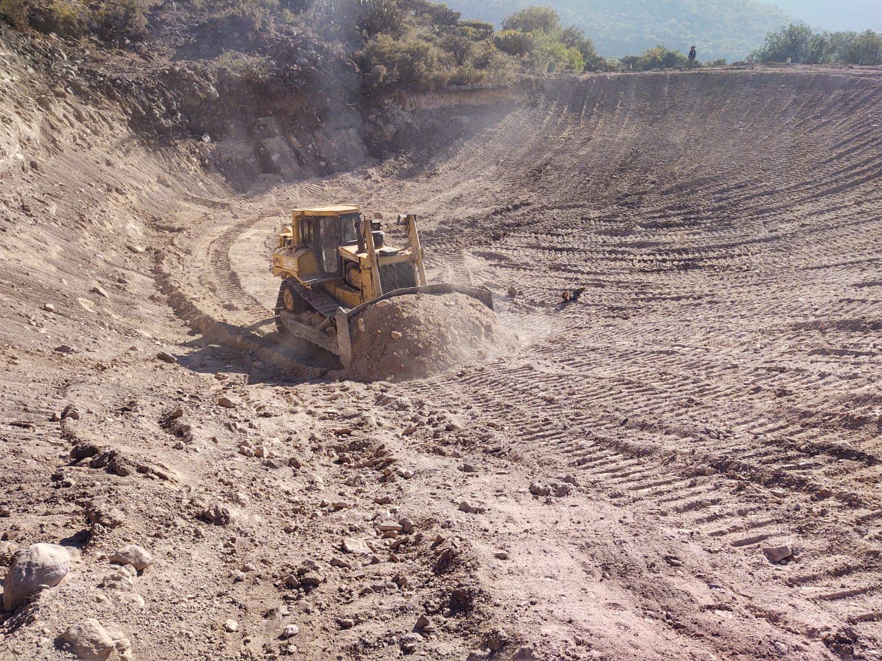 1671628768 947 Con la maquina D8 Bulldozer de la Secretaria del Campo