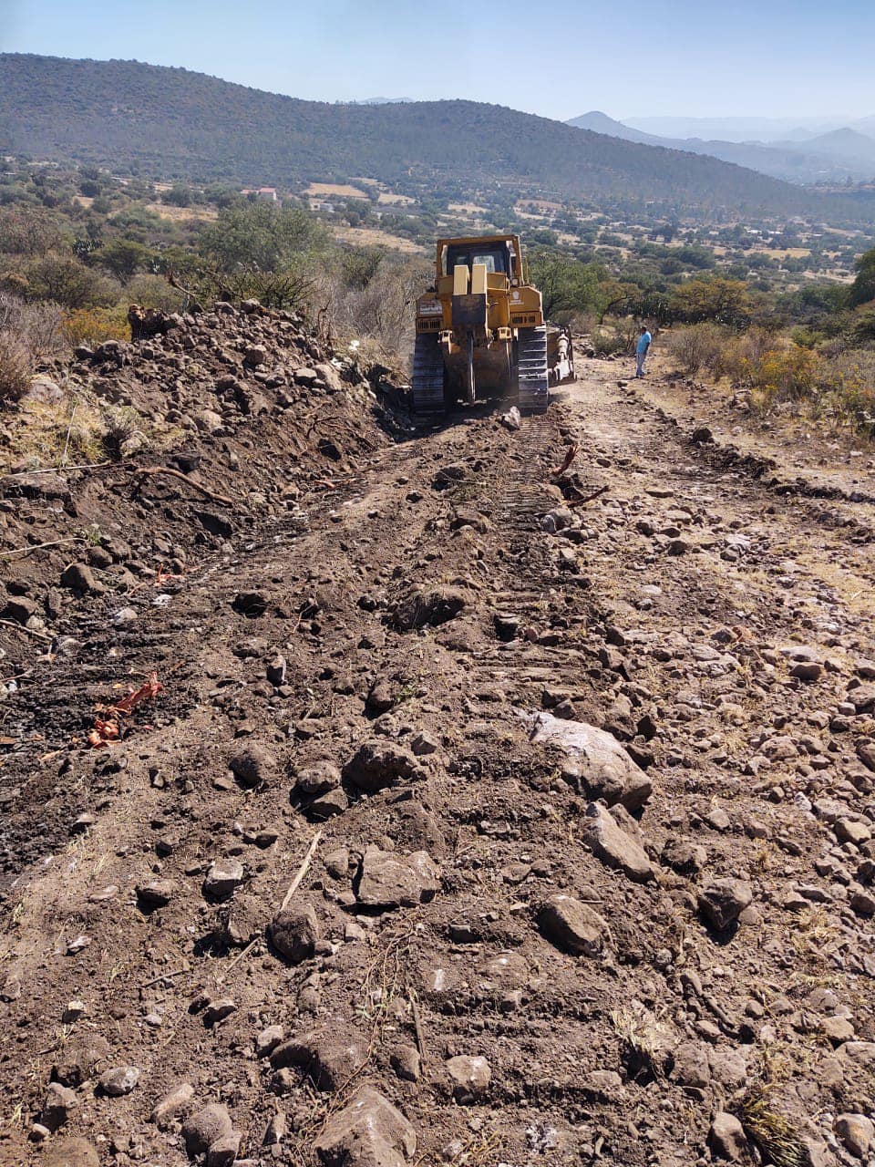 1671628787 Con la maquina D8 Bulldozer de la Secretaria del Campo