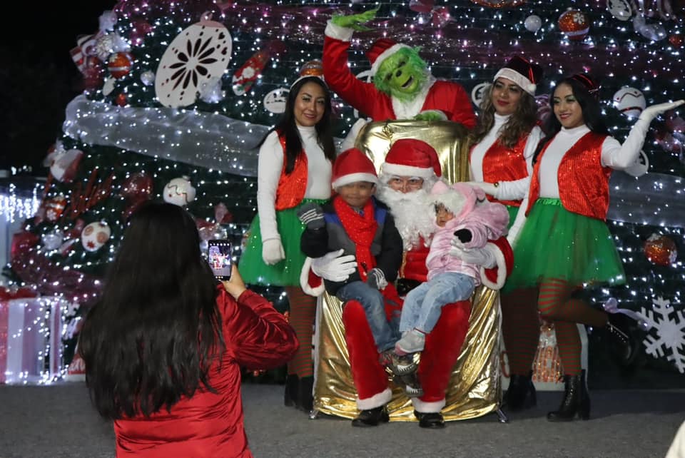 1671832420 67 Durante su visita a SanAntonioLaIsla Santa se saco foto con