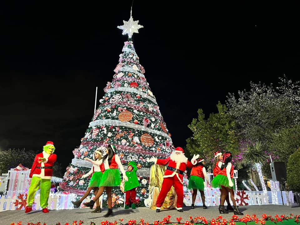 1671832433 Durante su visita a SanAntonioLaIsla Santa se saco foto con