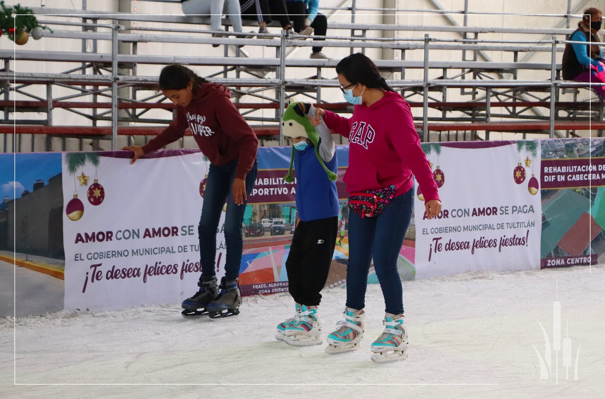 1672179703 378 Acude a nuestra pista de hielo ubicada en la Plaza