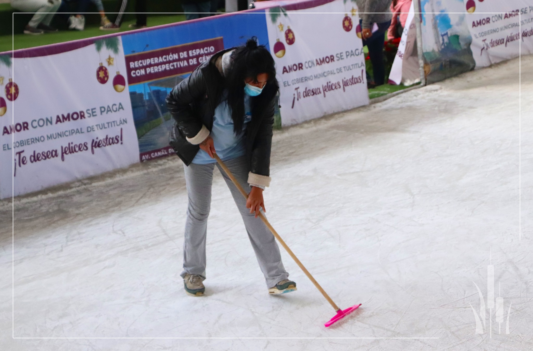 1672179703 452 Acude a nuestra pista de hielo ubicada en la Plaza