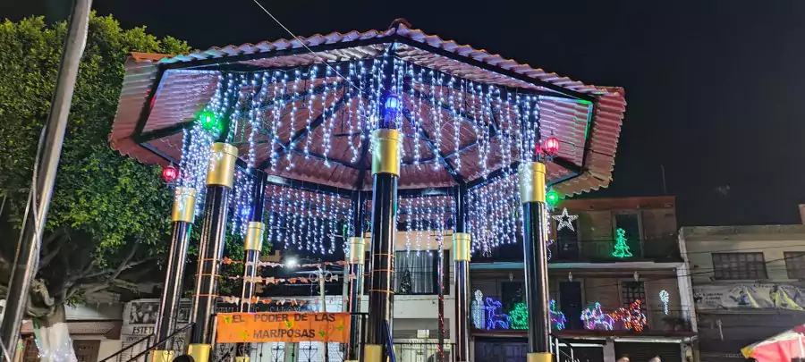 Asi luce esta noche nuestra explanada municipal con adornos navidenos jpg