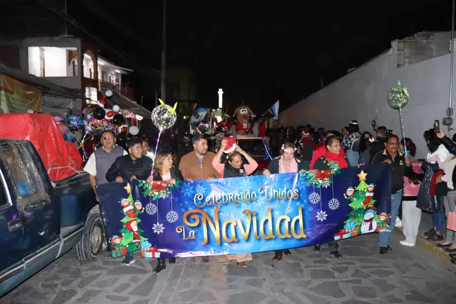 Asi se vivio el Desfile Navideno en Teoloyucan jpg