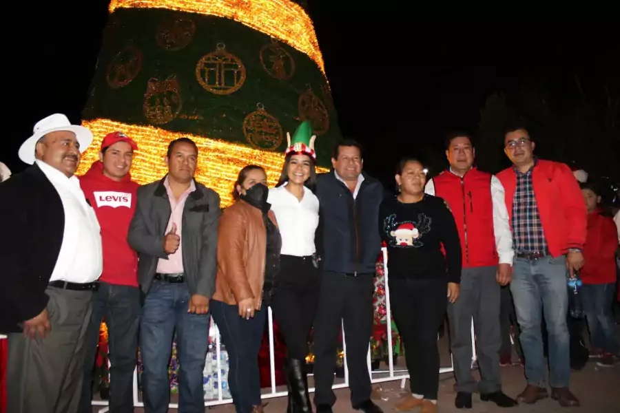 Asi vivimos el Gran Desfile Navideno y el encendido del jpg