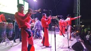 Banda con Angel sale al escenario