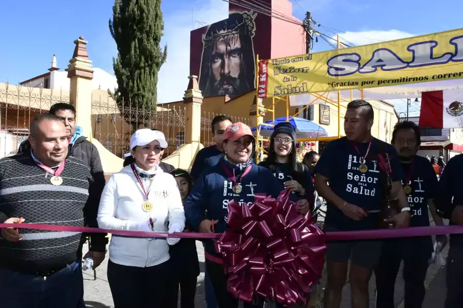 Con ambiente de fiesta y deporte en Otzolotepec celebramos el jpg