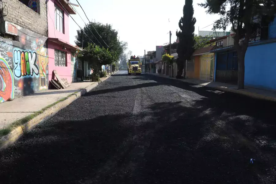 Con el tendido de la carpeta asfaltica en la calle jpg