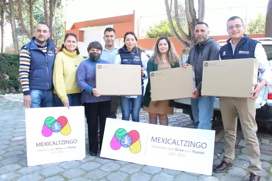 Con mucho entusiasmo entregamos equipos de computo para la Escuela jpg