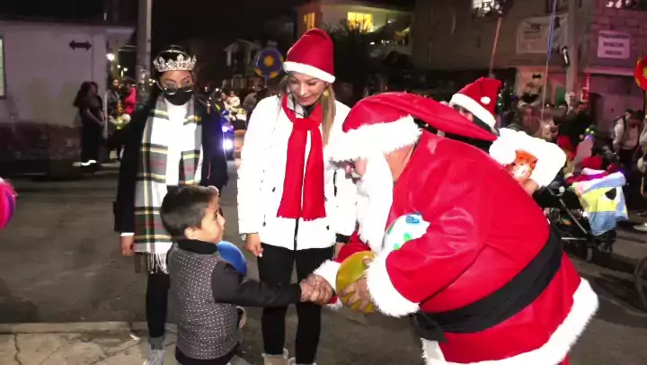 Con mucho entusiasmo llevamos a cabo el Desfile Navideno jpg