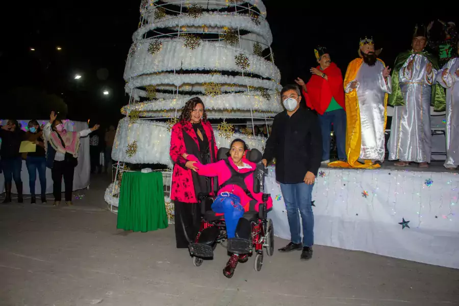 El dia de ayer encedimos el arbol de navidad junto jpg