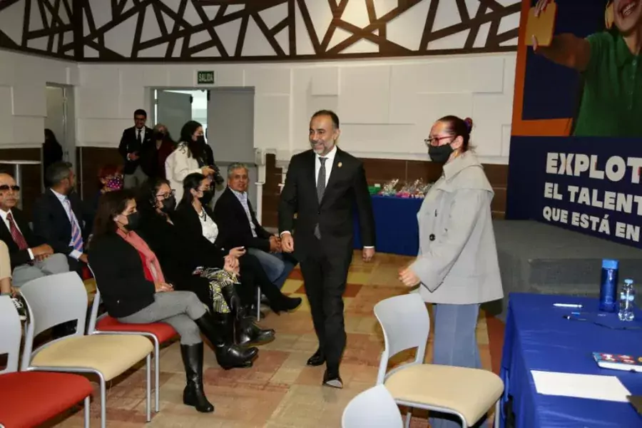 El presidente municipal premio a los ganadores del certamen de jpg