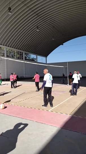 Encuentro de cachibol entre los chicos malos de la casa