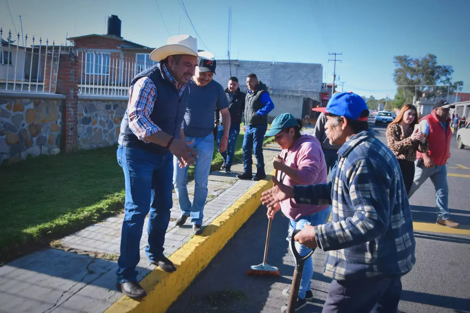 Entre vecinos y servidores publicos el alcalde Andri Correa Rodriguez jpg