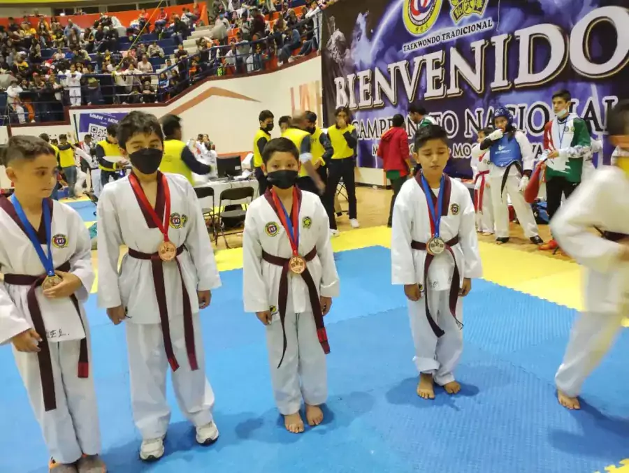 Felicitamos a los alumnos de la Escuela de Taekwondo de jpg