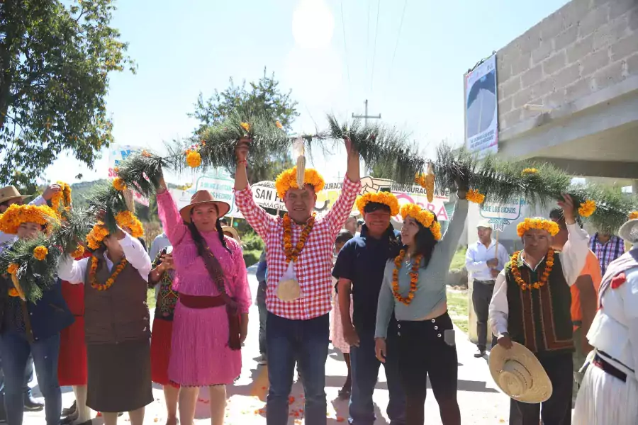 Junto a las autoridades auxiliares asi como todas las mujeres jpg