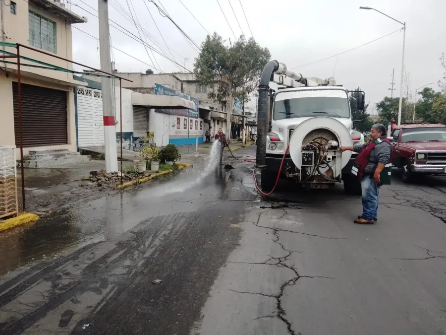 La brigada para evitar inundaciones compuesta por el equipo de jpg