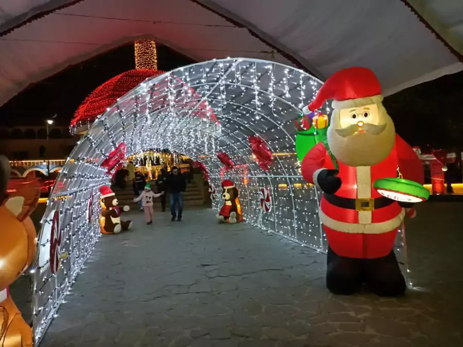 Nuestra Plaza Juarez en la cabecera municipal iluminada por La jpg