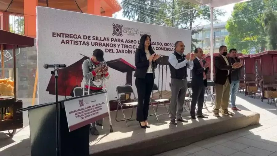 Nuestro Presidente Municipal Miguel Gutierrez entrega sillas para aseadores de jpg