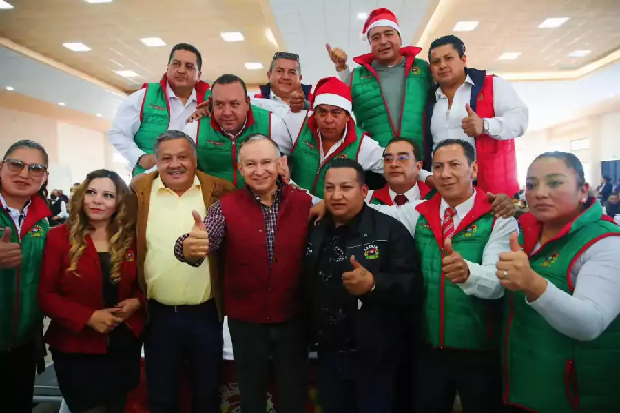 Nuestro Presidente Municipal Raymundo Martinez Carbajal asistio al festejo dec jpg