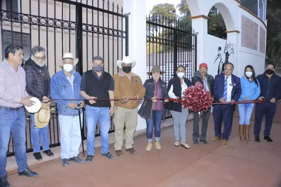 Para vivir las tradiciones en Fabrica Maria entregamos barda y jpg