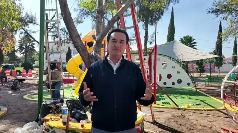 Supervisando los trabajos del Parque Infantil Huitecoya jpg