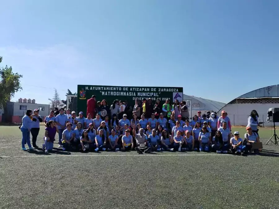 Teniendo la inclusion como tema principal estudiantes y personal de jpg