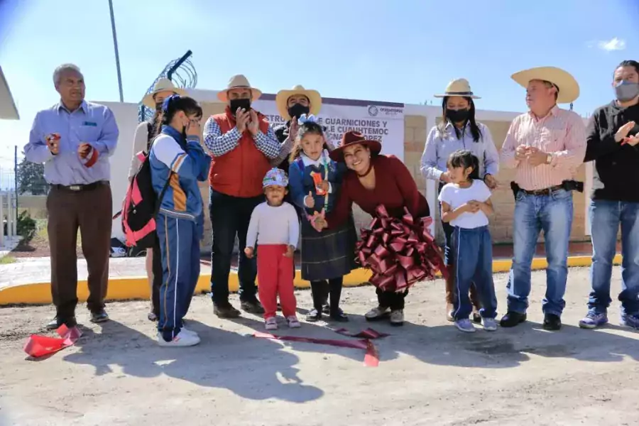 Van a paso firme en Villa Seca les entregan guarniciones jpg