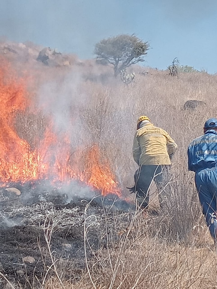 1672865873 387 Elementos del equipo de Bomberos de AtizapanDeZaragoza trabajan para sofocar