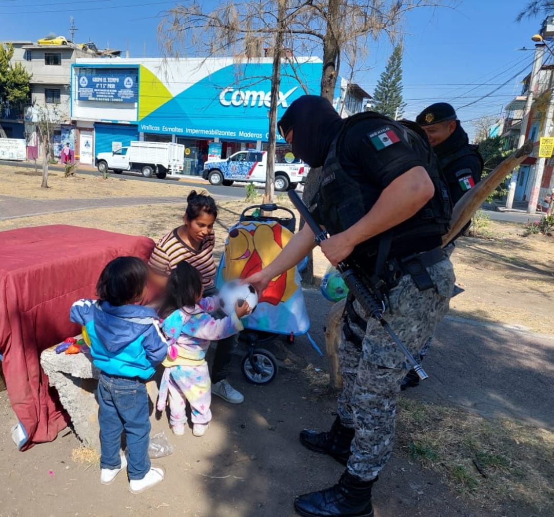 1673043799 59 ReyesMagos2023 Este dia nuestro policias del Grupo Metropolitano de