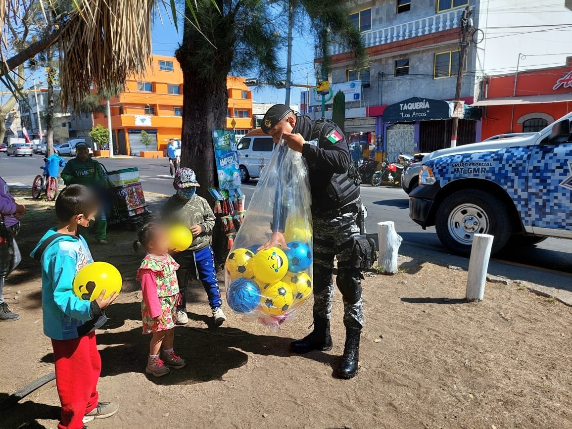 1673043809 ReyesMagos2023 Este dia nuestro policias del Grupo Metropolitano de