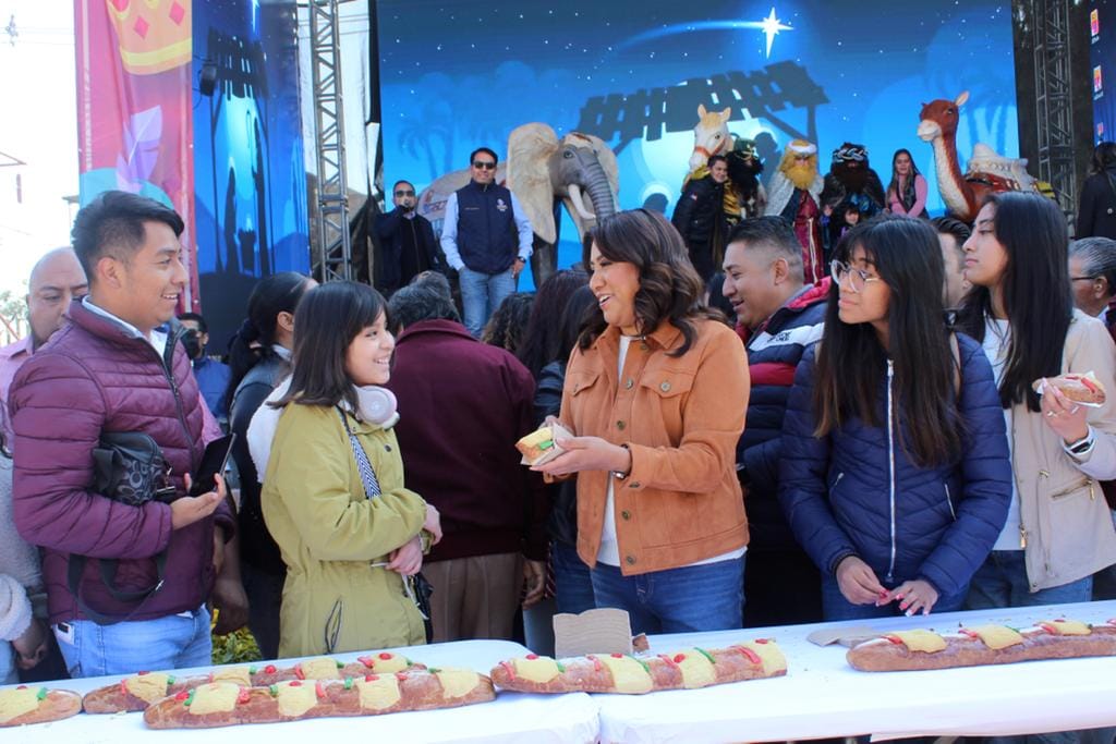 1673044947 978 DISFRUTAN FAMILIAS CHIMALHUAQUENSES DE TRADICIONAL PARTIDA DE ROSCA