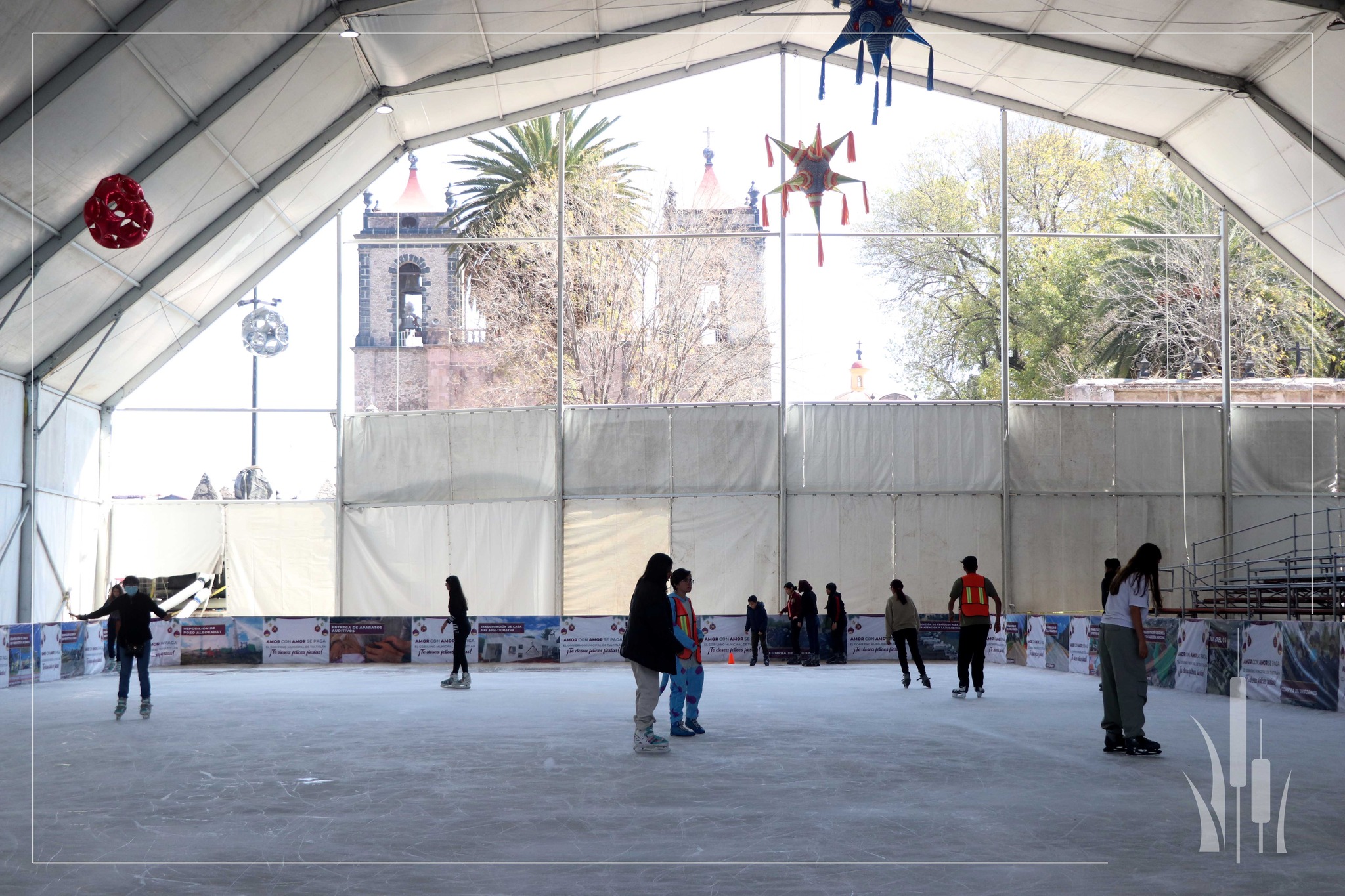 1673047500 157 Acude a nuestra pista de hielo ubicada en la Plaza