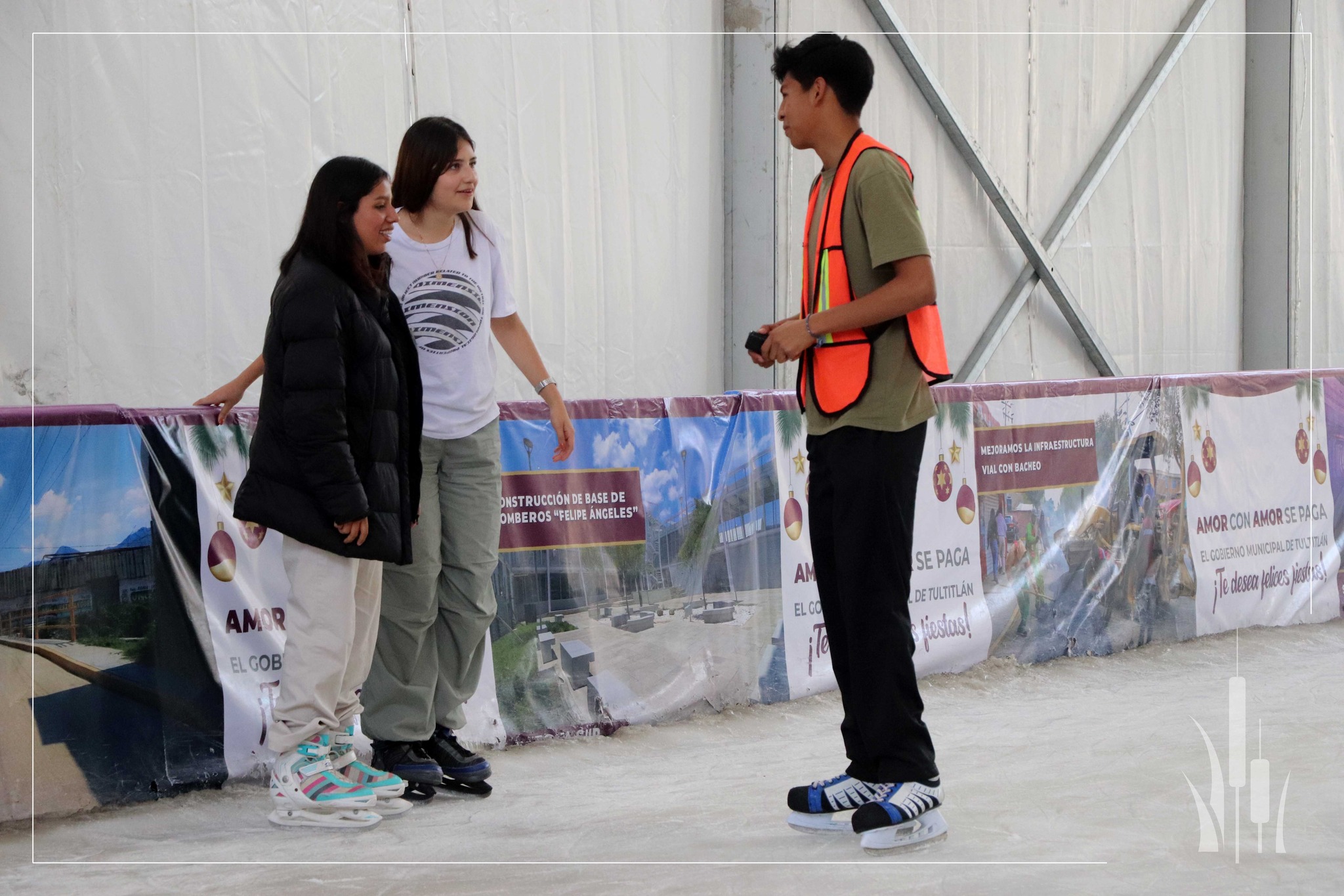 1673047500 979 Acude a nuestra pista de hielo ubicada en la Plaza